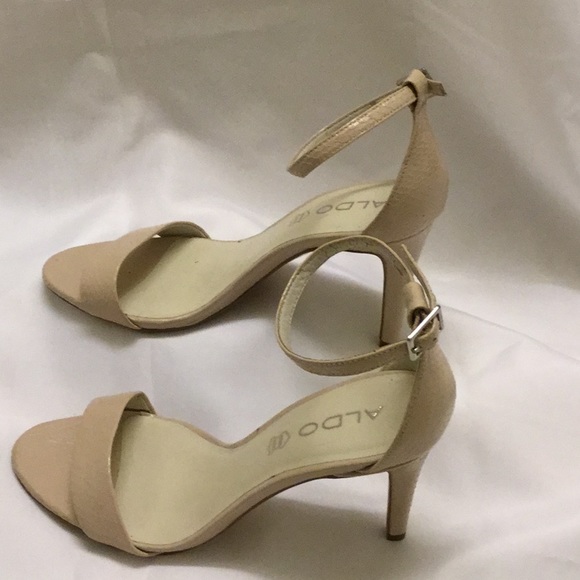 Never worn Aldo textured leather Sandal.  Size 8 - Picture 2 of 5